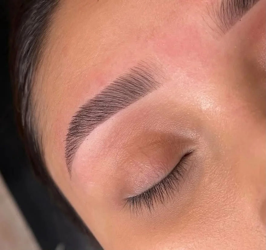 Design de sobrancelhas realizado pelo Studio Geovanna Beauty
