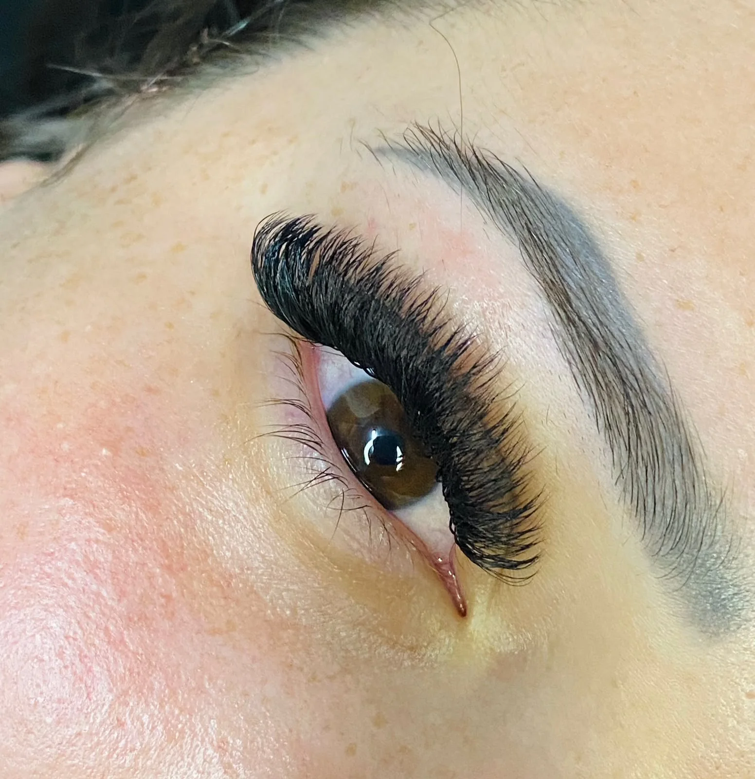 Resultado real de extensão de cílios realizado pelo Studio Geovanna Beauty