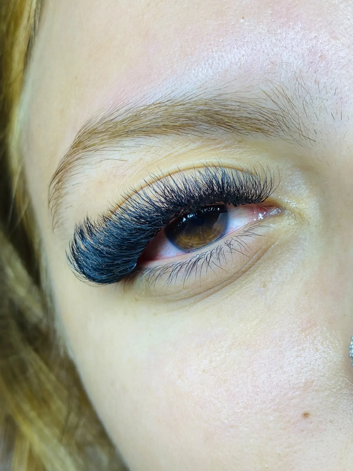 Extensão de cílios em cliente do Studio Geovanna Beauty