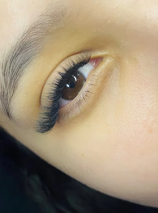 Cílios Volume Egípcio 3D realizados pelo Studio Geovanna Beauty