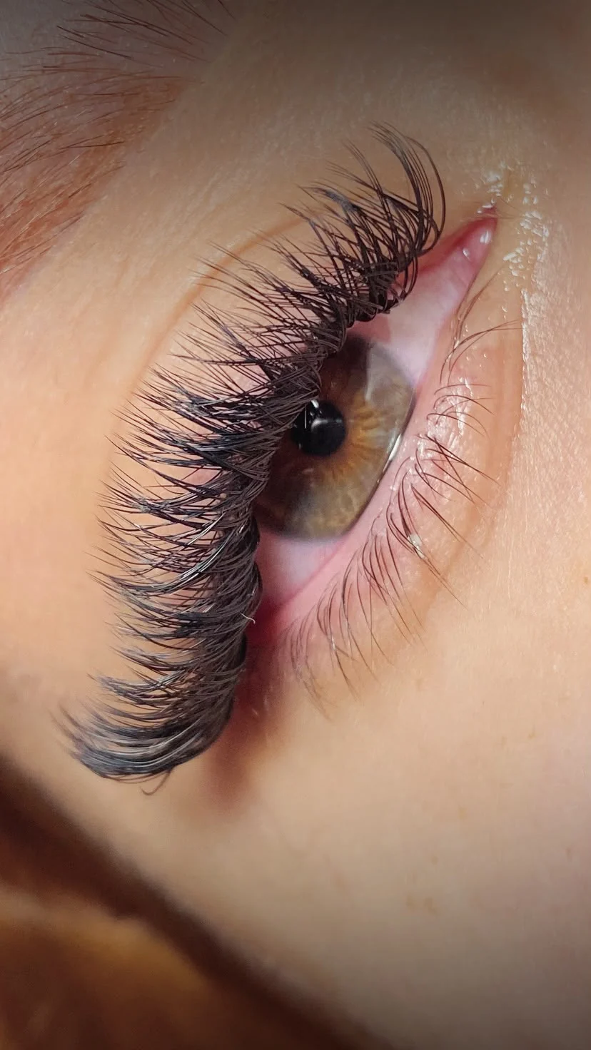 Cílios Volume Híbrido realizados pelo Studio Geovanna Beauty