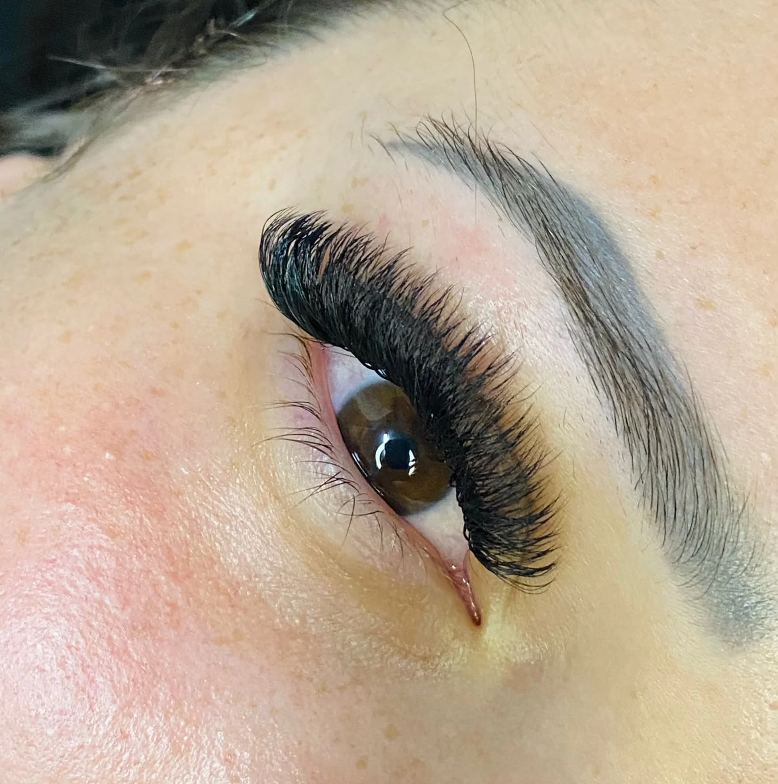 Cílios Volume Luxo 5D realizados pelo Studio Geovanna Beauty